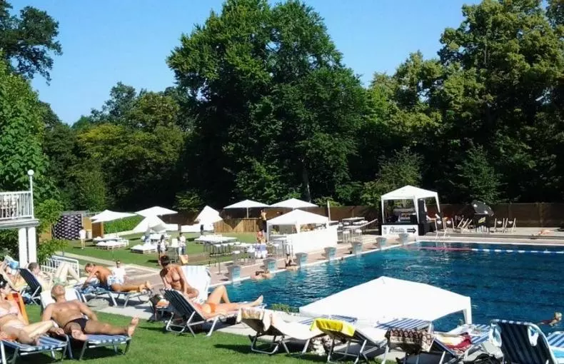 Schönbrunner Bad - Outdoor pools - Vienna Würstelstand