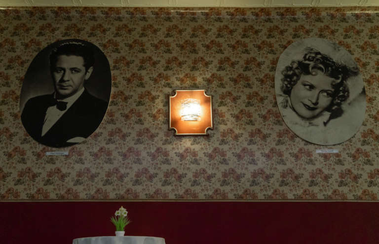 20 photographs of Vienna's charming old cinema foyers before they open ...