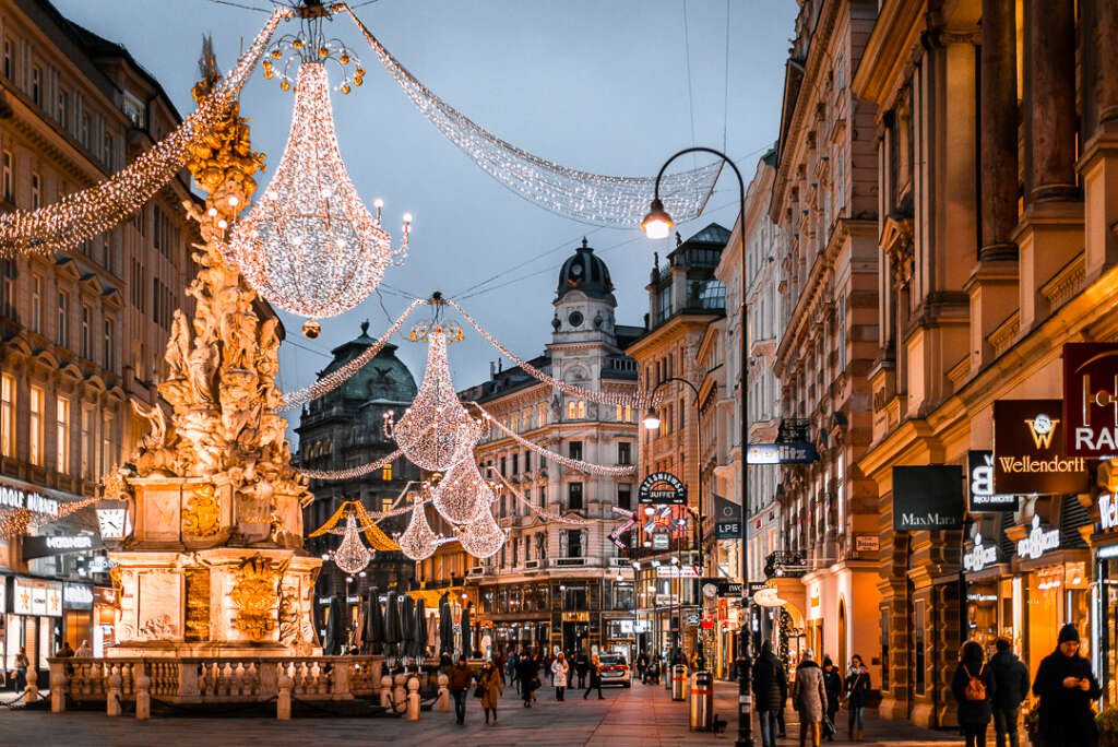 Best christmas markets in europe 2025: top destinations & festive dates 2 Image